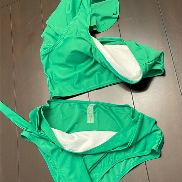 Elegant Green One-Shoulder Bikini - Picture 9 of 9